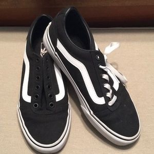 Vans - Black - size 8.5 - missing shoe lace - gently used